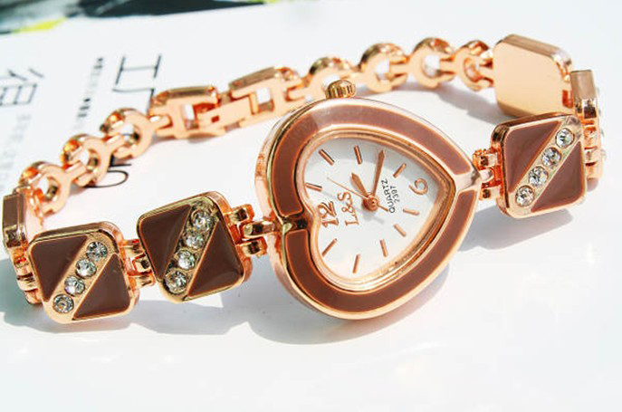 Beautiful Decorative Heart Rhinestone Bracelet Wrist Watch - Click Image to Close